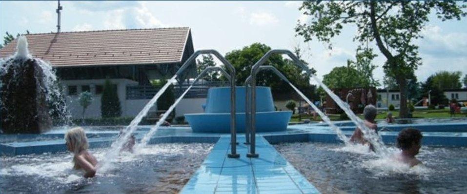 Élménymedence vízsugarakkal